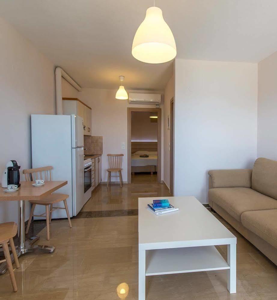Krouzeri Beach Apartments Katavolos ภายนอก รูปภาพ
